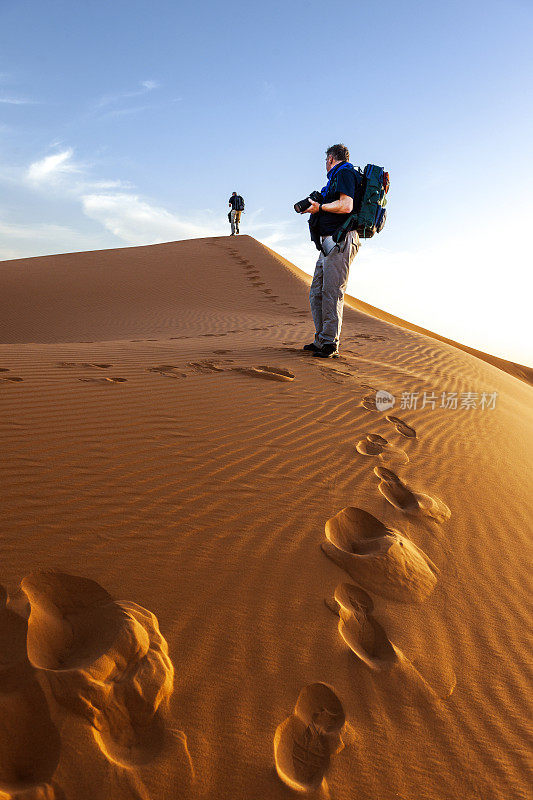 两名男子摄影师，沙丘，晚上，Erg Chebbi，摩洛哥